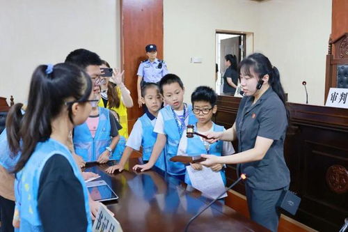 法官敲法槌进行判决