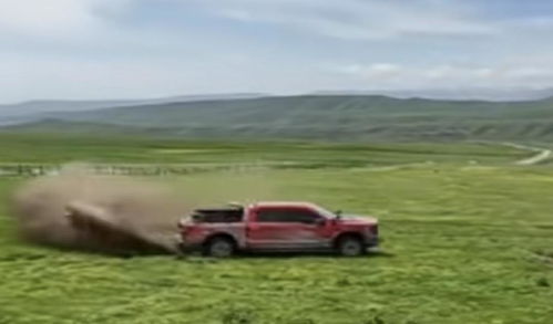 游客驾车在草场漂移