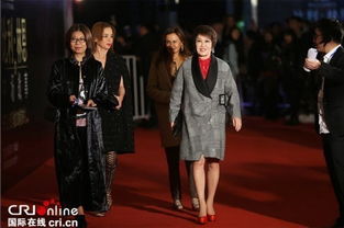 年轻演员在红毯上合影