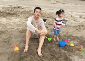 父女两人一起开心地玩耍