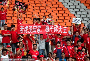 常州队球迷手持横幅为球队助威