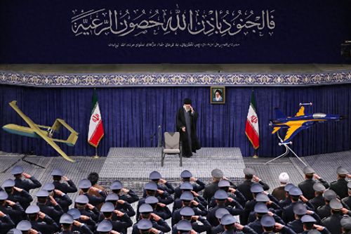 中东火药桶即将引爆？伊朗威胁全面打击美国利益，局势一触即发