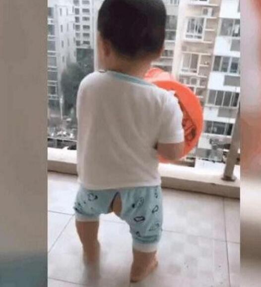 1岁男宝快速“猩猩爬”引热议 宝妈回应：医生说没问题