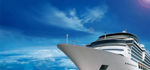 一位年轻人在船上操作导航设备