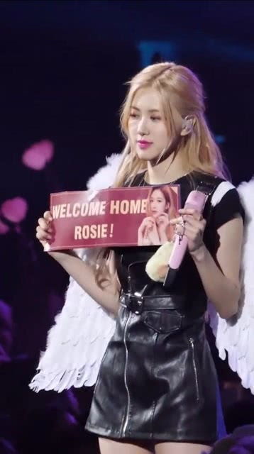 粉丝手持应援牌流泪画面