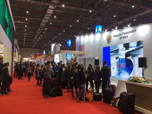 贾玲站在Prada展台前接受采访