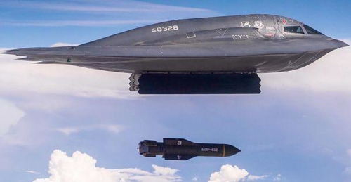 B-2轰炸机投放GBU-57巨型炸弹画面