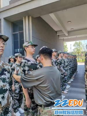 教官指导学生训练