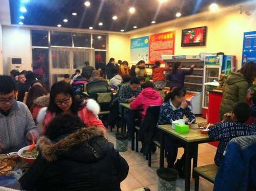 顾客与美甲店员沟通充值细节