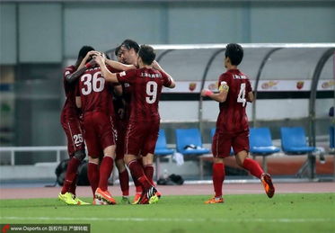 常州队球员围圈庆祝进球