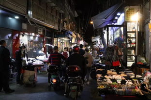 街边小摊前排队的人群