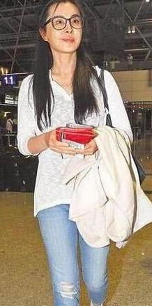 58岁王祖贤机场现身，素颜戴口罩依旧美到窒息！粉丝：聂小倩回来了