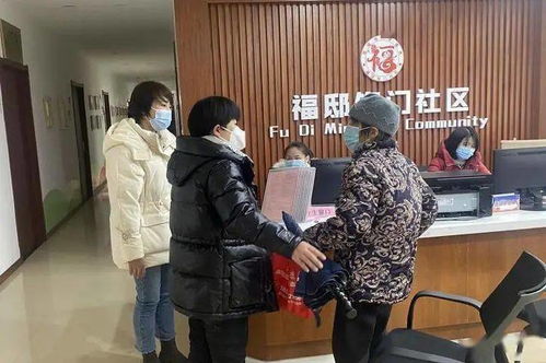 社区工作人员上门服务独居老人