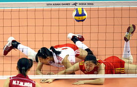 中国女排队员奋力救球