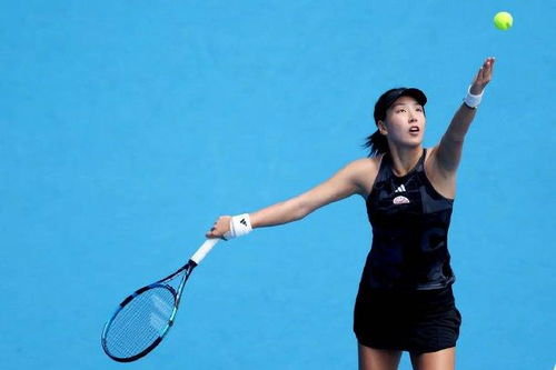 王欣瑜站在球场中央