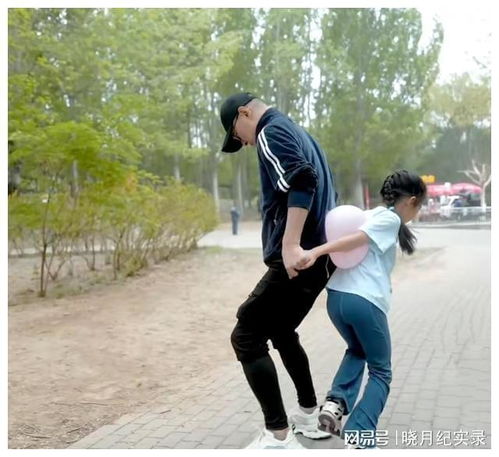 汪峰和森林北在乌鲁木齐街头牵手