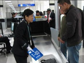 旅客在机场安检口被检查移动电源