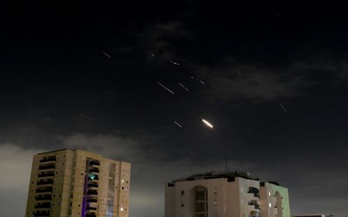 以色列特拉维夫上空导弹来袭警报场景