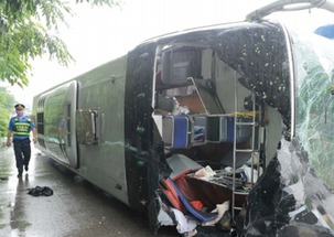 大巴车侧翻的画面