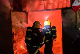 张家界消防员夜间救援场景