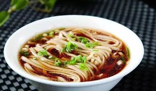 面摊老板正在煮面