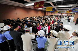 广州地铁工作人员正在引导乘客