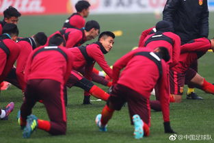 球迷在常州奥体中心外自拍