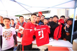 球迷手持苏超门票与景区合影