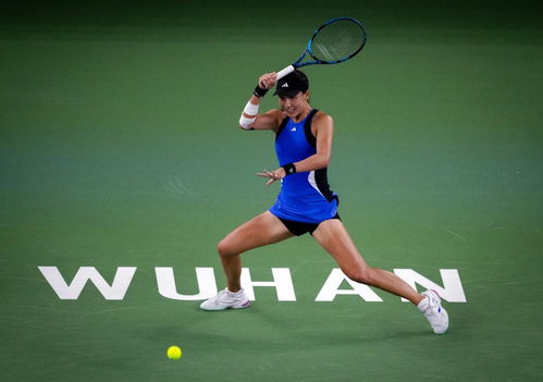 王欣瑜在比赛中专注回球