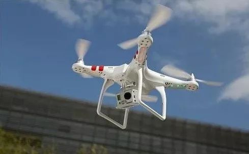 无人机表演组成“宁静快乐”字样