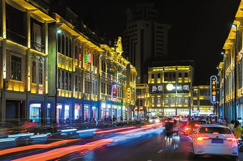 上海街头夜景中的商业街全景图