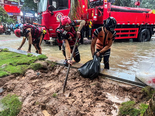 消防员在地下车库排涝排污工作现场图