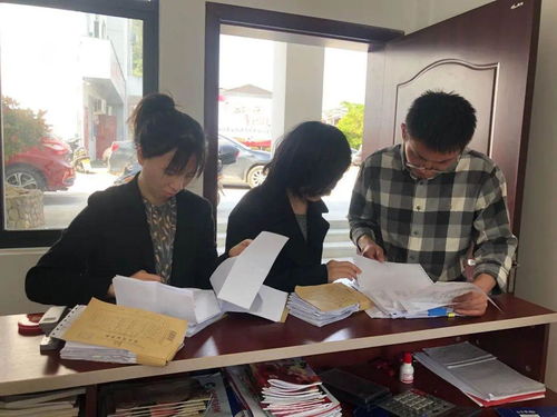 纪委工作人员查看单位财务报销凭证