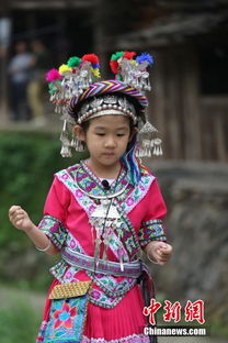 萌娃身穿居士服参加寺庙活动