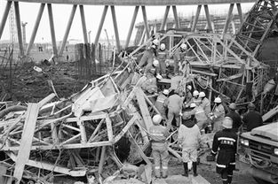 事故现场的救援工作照片