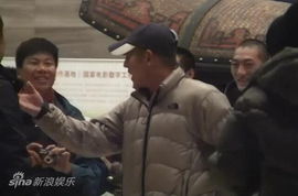 李连杰与粉丝合影微笑