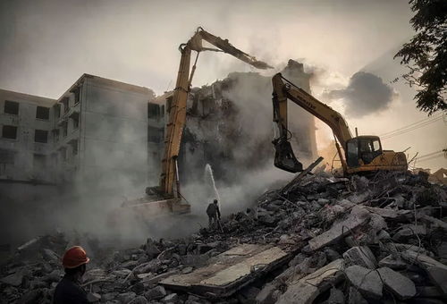 拆迁现场遗留的破旧家具