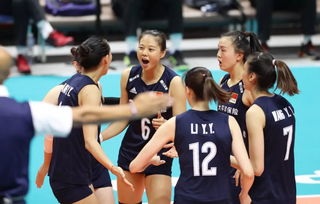 中国女排队员在比赛中配合