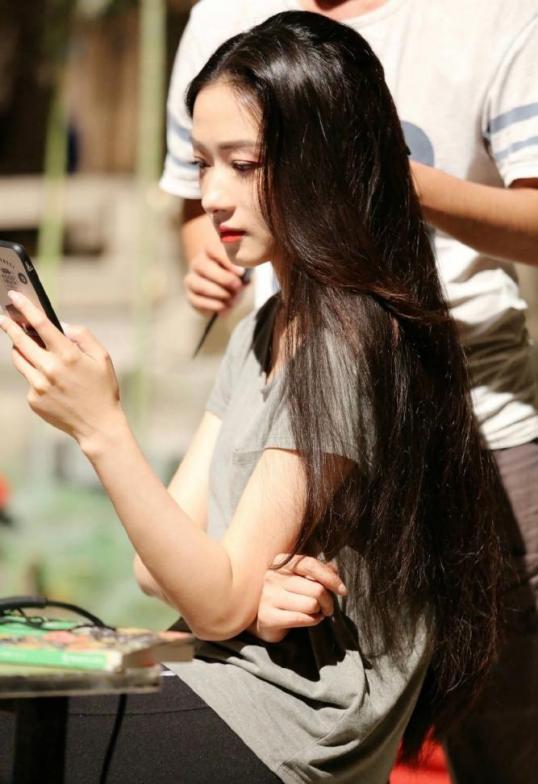 万茜在片场认真拍摄