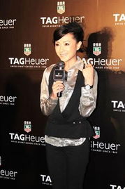 万茜在颁奖典礼上领取奖项