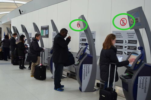 机场工作人员看着一群人吃榴莲的无奈表情