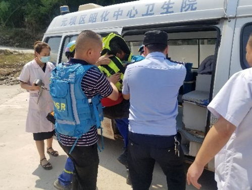 民警与群众合力营救落水老人