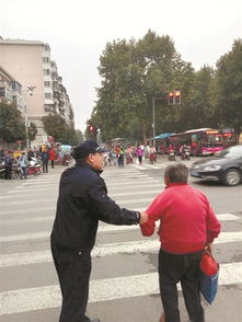 市民自发帮助老人过马路