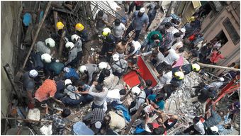 救援人员正在现场清理废墟