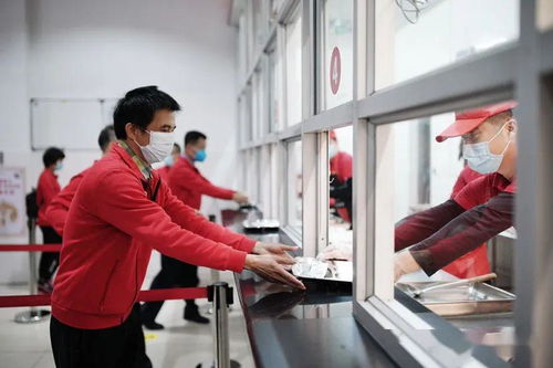 学校食堂窗口排队的学生