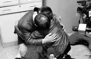 常州队教练大雨中跪地抱头，背后的故事让人心碎