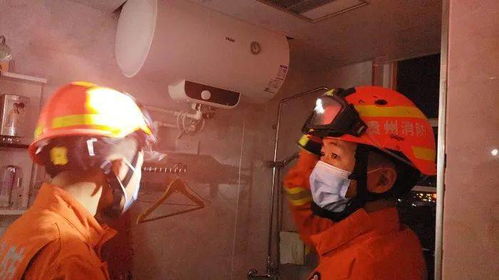 消防员用捕蛇器抓捕宠物蛇