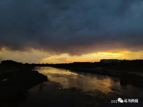 夕阳下的双彩虹与青山村庄
