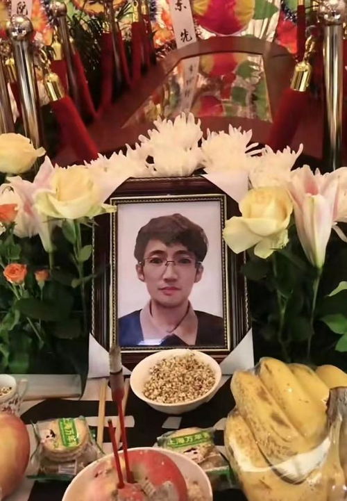 母亲在儿子灵堂前痛哭