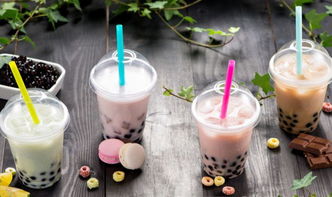 年轻人在奶茶店忙碌工作